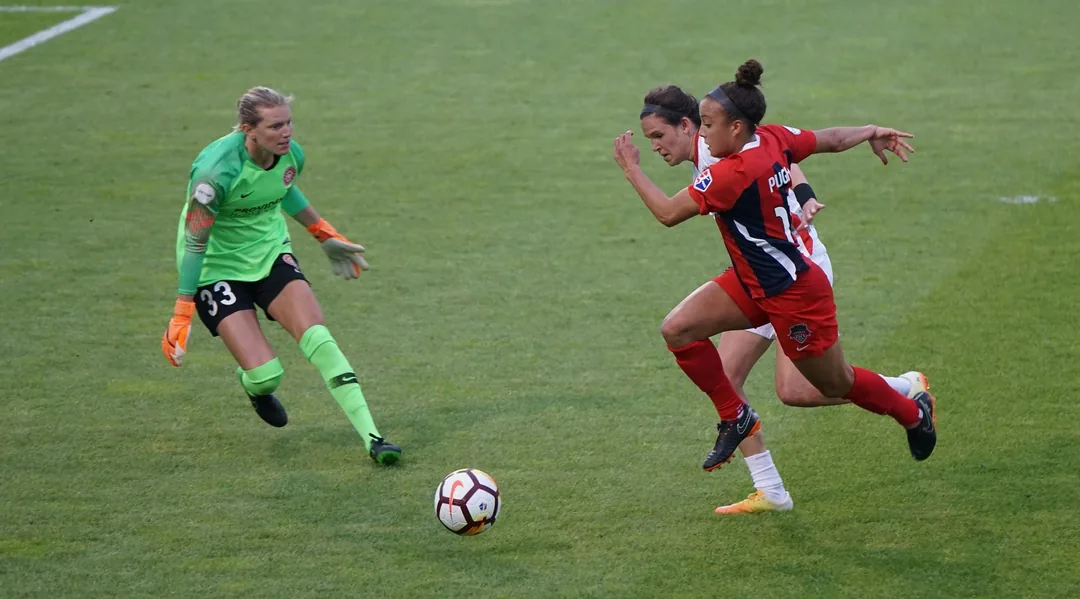 澳门世界杯：公园大妈打法，64岁选手吓袁嘉楠一跳，球拍异形｜米乐M6体育官方网站（配图示意）